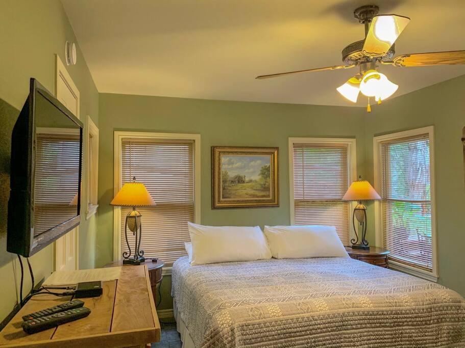 The River Haven - Sleeps 32 - On Guadalupe River Seguin Exteriér fotografie