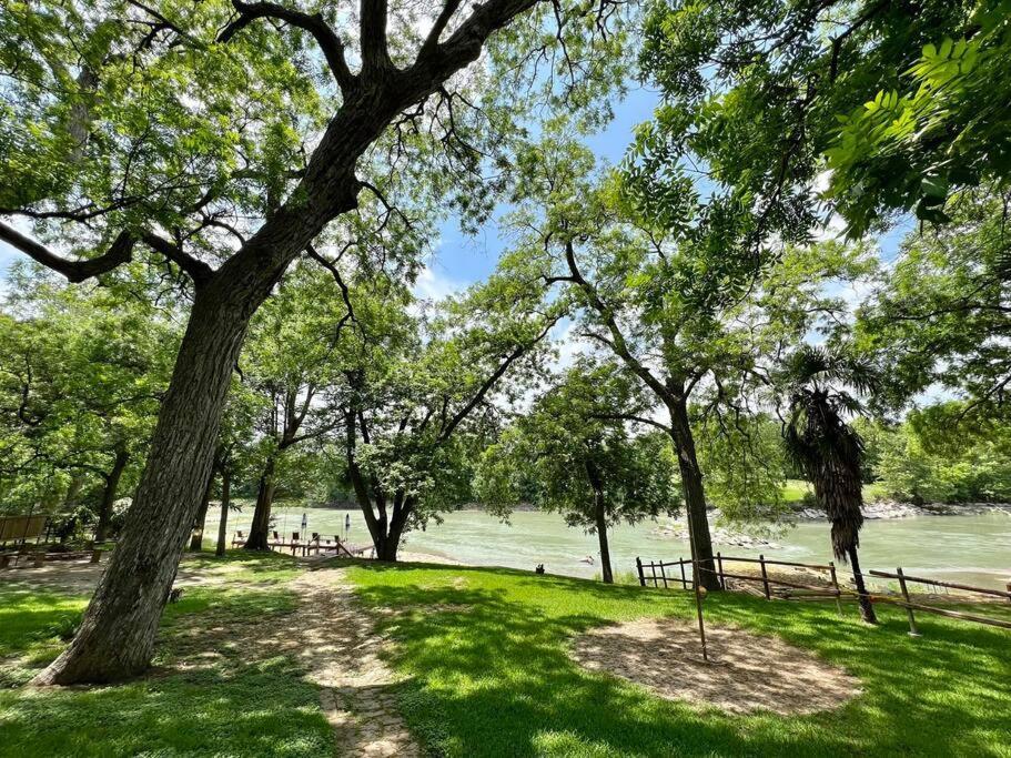 The River Haven - Sleeps 32 - On Guadalupe River Seguin Exteriér fotografie